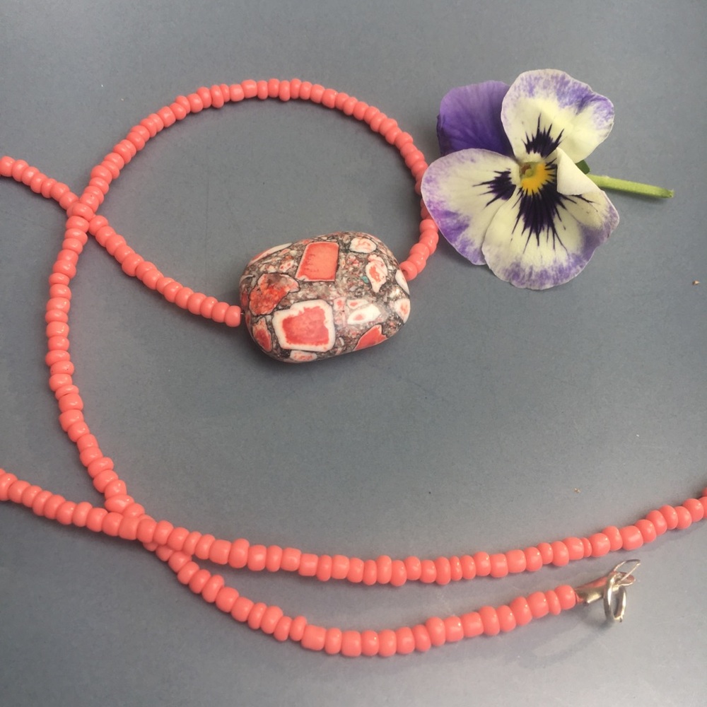 Necklace in pink/salmon and grey/pink stone